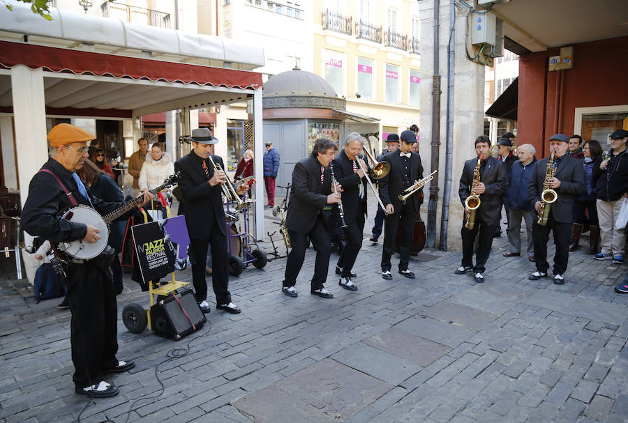 Pasacalle de la Pixie Dixie Band por las calle del centro de la ciudad