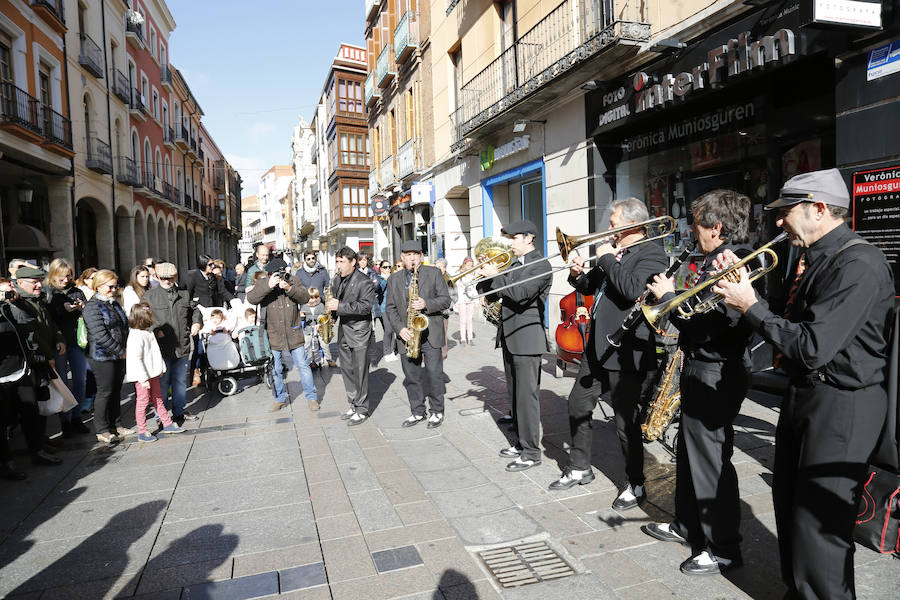 Pasacalle de la Pixie Dixie Band por las calle del centro de la ciudad