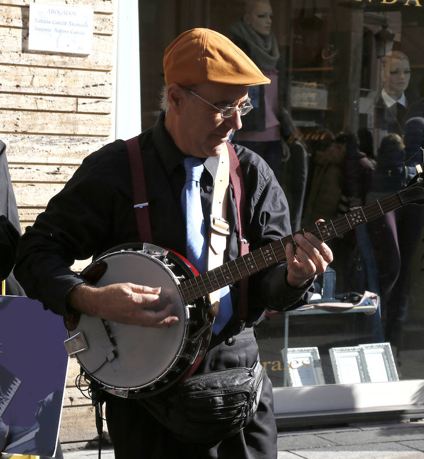 Pasacalle de la Pixie Dixie Band por las calle del centro de la ciudad