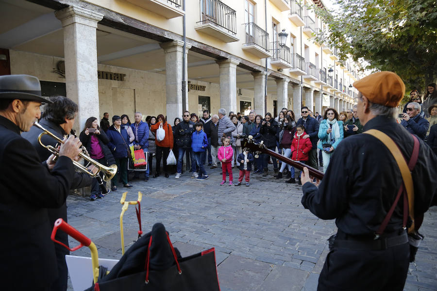 Pasacalle de la Pixie Dixie Band por las calle del centro de la ciudad