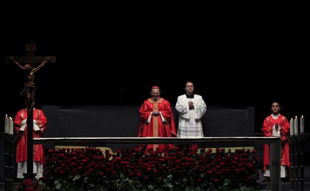 El cardenal Angelo Amato (c), prefecto de la Congregación para las Causas de los Santos del Vaticano, ha oficiado la ceremonia de beatificación de 60 mártires de la Familia Vicenciana asesinados durante la guerra civil española, hoy en el Palacio de Vistalegre ante más de 3.000 fieles.