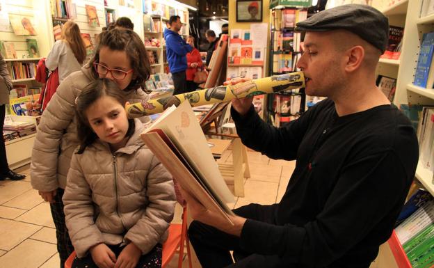 ‘Niño cactus’, autor delibros como ‘La montaña de coral’ y ‘El secreto de Sofía’, cuenta en Diagonal a una niña al oído uno de sus mejores cuentos.