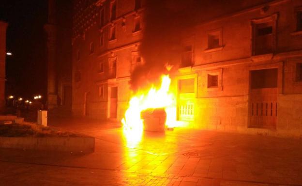 Imagen del contenedor ardiendo junto a la Casa de las Conchas.