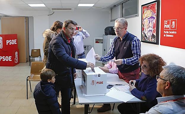 Fernado Pablos, en enel momento de depositar su voto en la sede del PSOE