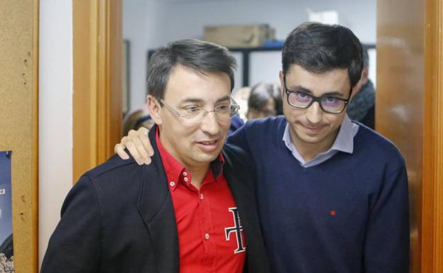 José Luis Mateos abraza a un victorioso Fernando Pablos tras conocerse el resultado.