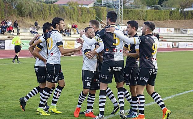 Los jugadores de Unionistas celebran uno de los tantos de la última jornada frente al Becerril en LasPistas.