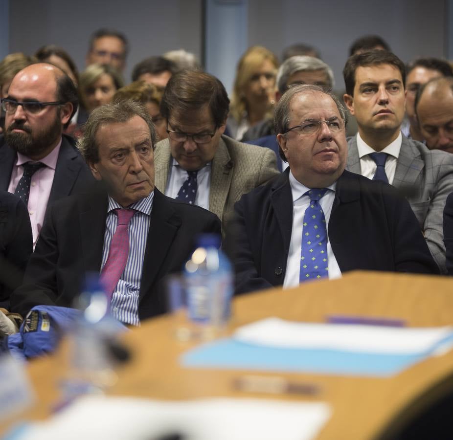 En el encuentro mantenido en la sede autonómica del PP con los líderes de la formación en las nueve provincias y los cargos electos, entre los que se contaba el presidente de la Junta, Juan Vicente Herrera, con buena parte de su equipo, Mañueco ha refrendado el respaldo de los 'populares' castellanos y leoneses al PP de Cataluña