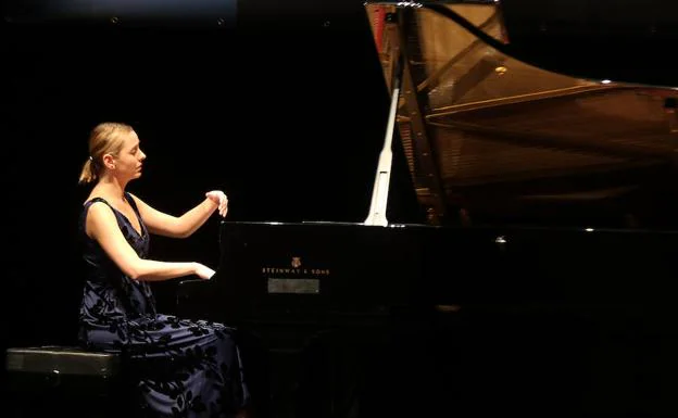 Judith Jáuregui protagonizó el concierto inaugural en el Teatro Zorrilla. 