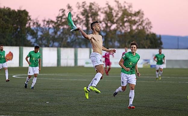 El delantero Pino celebra el segundo tanto del CDGuijuelo que supuso la victoria ante el Real ValladolidB.