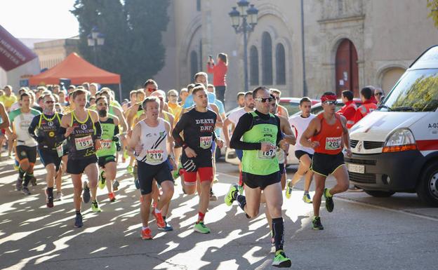 Los corredores toman la salida en la sede de la Fundación Rodríguez Fabrés.