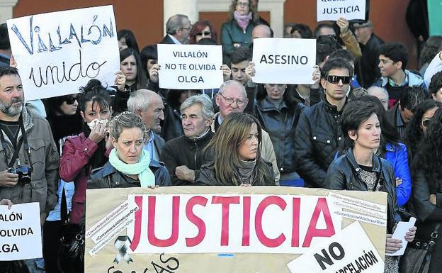 Concentración de los vecinos de Villalón, el 27 de octubre de 2013, en contra de la excarcelación del asesino de Olga Sangrador.