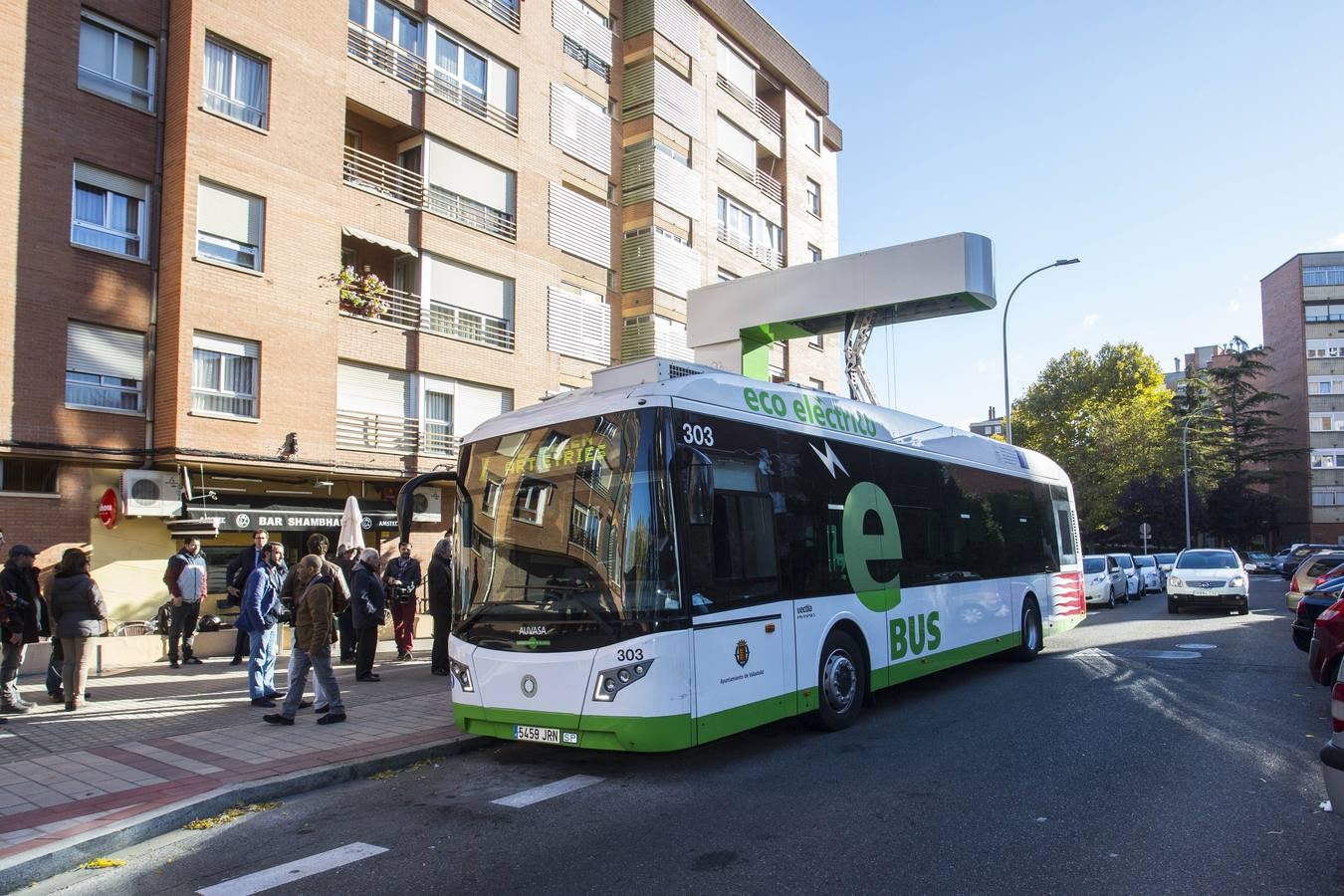 El alcalde ha presentado la infraestructura de recarga ultrarrápida de las baterías de los cinco autobuses híbridos, mediante pantógrafos invertidos ubicados en los extremos de la línea 7