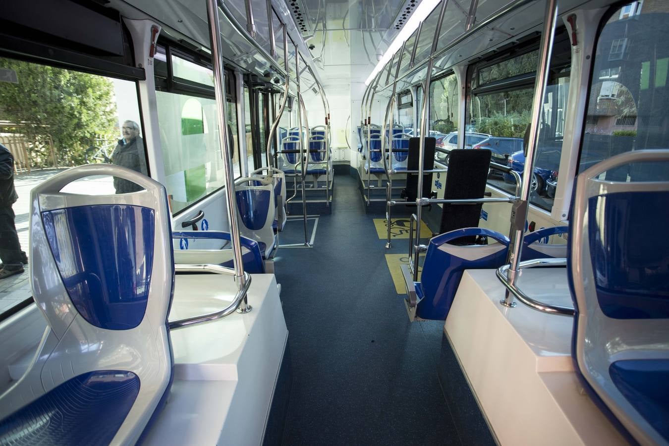 El alcalde ha presentado la infraestructura de recarga ultrarrápida de las baterías de los cinco autobuses híbridos, mediante pantógrafos invertidos ubicados en los extremos de la línea 7