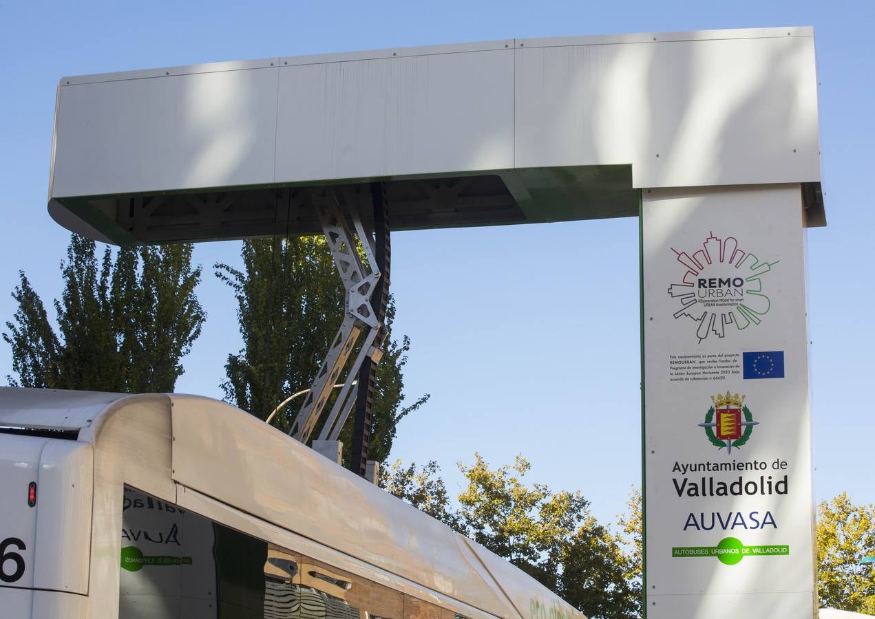 El alcalde ha presentado la infraestructura de recarga ultrarrápida de las baterías de los cinco autobuses híbridos, mediante pantógrafos invertidos ubicados en los extremos de la línea 7