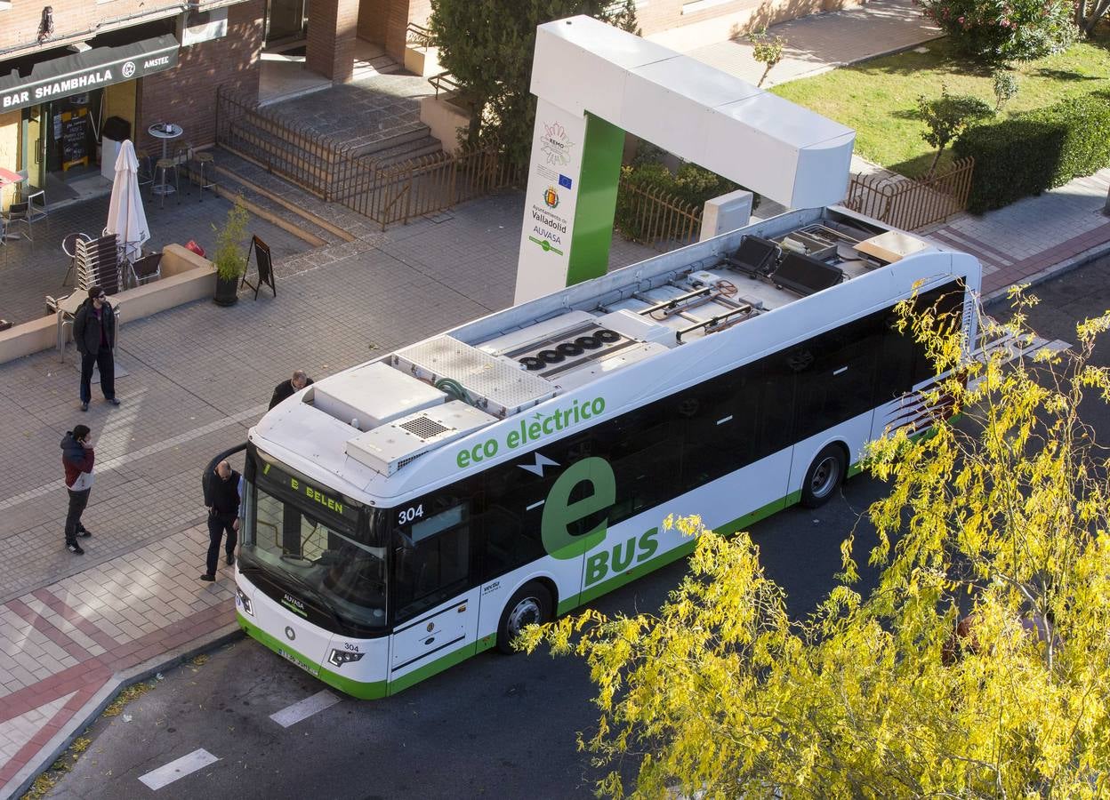 El alcalde ha presentado la infraestructura de recarga ultrarrápida de las baterías de los cinco autobuses híbridos, mediante pantógrafos invertidos ubicados en los extremos de la línea 7