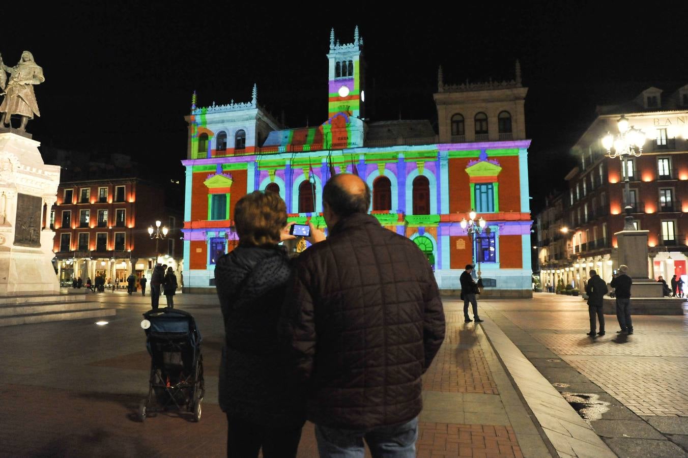 Las proyecciones sobre la fachada del Ayuntamiento se enmarcan dentro de la campaña navideña que ambientará la Plaza Mayor