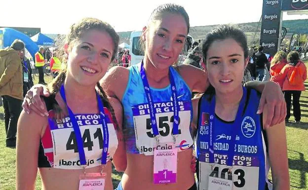 Carla Gallardo, a la izquierda, con Lucía Rodríguez y Cristina Ruiz, podio del sub-20.