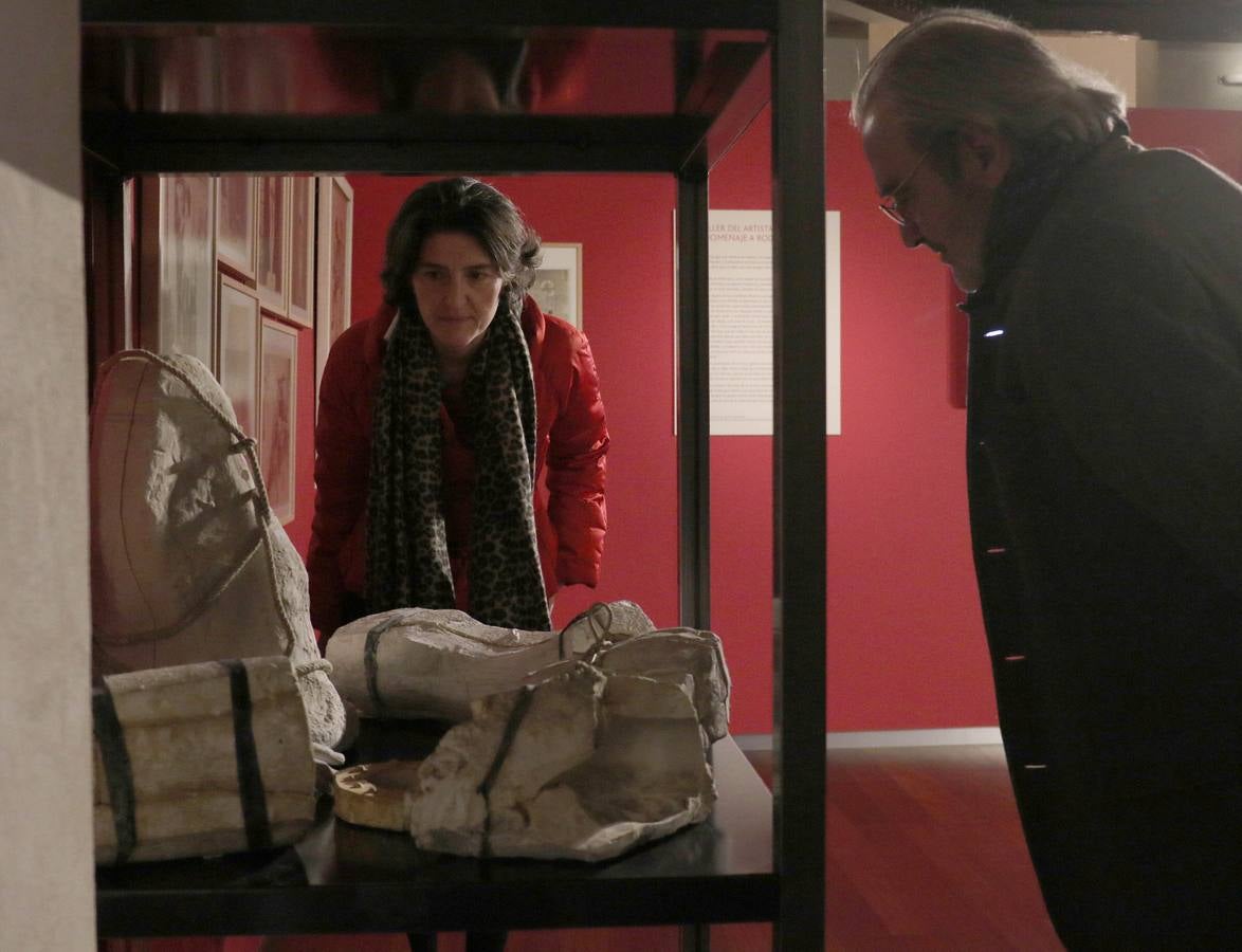 Acoge una exposición fotográfica con imágenes procedentes de los fondos del Museo Rodin (París) y materiales del taller de vaciados del antiguo Museo Nacional de Reproducciones Artísticas