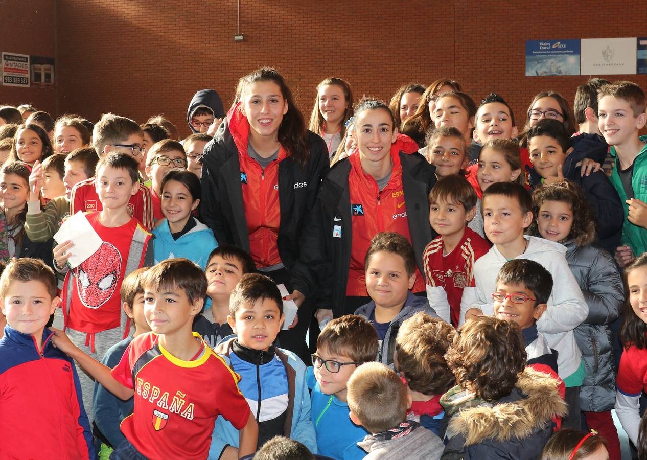 Jugadoras de la selección nacional de baloncesto visitan el colegio Ponce de León