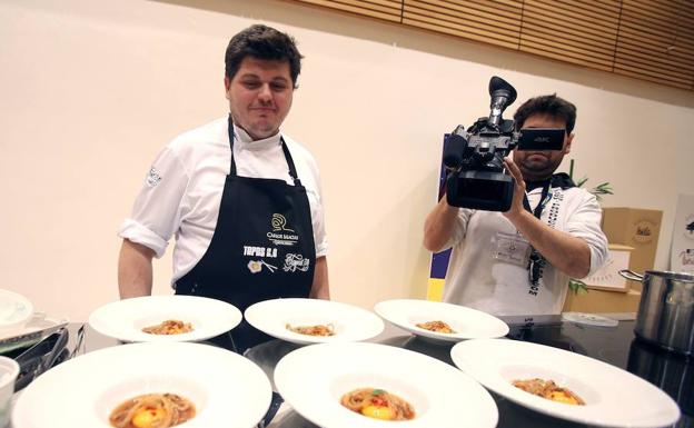 El cocinero Jorge Lozano contempla los platos de tallarines con sopa de ibérico que presentó al jurado del concurso.