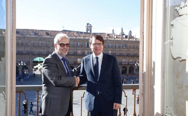 El rector de la Usal y el alcalde de Salamanca estrechan la mano en el balcón del Ayuntamiento.