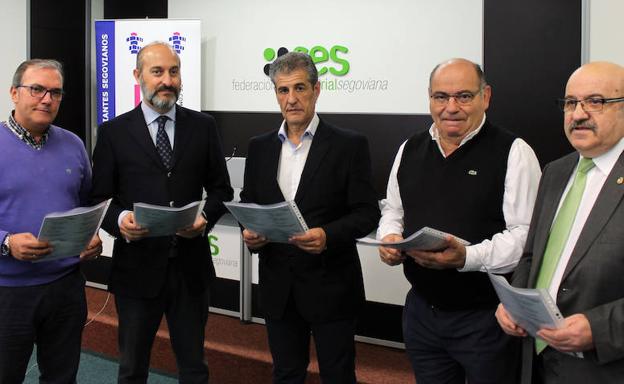 Desde la izquierda, Juan Luis Misis, Juan Casado y Manuel Muñoz (responsables de la ACS), junto al párroco, Valentín Bravo, y al pastelero de El Espinar, Antonio Yague.