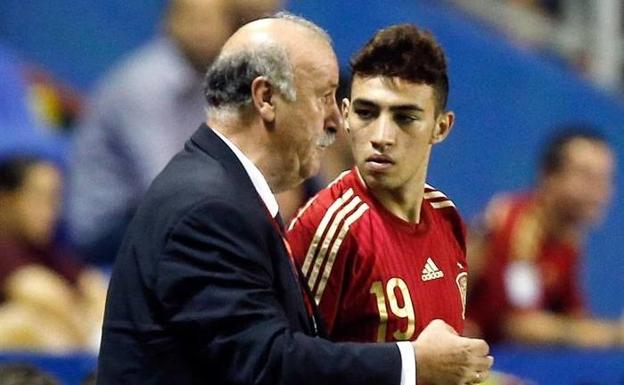 Munir El Haddadi, junto al seleccionador español Vicente del Bosque antes de su debut con España. 