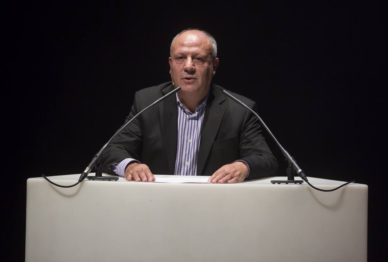 Por un escenario repleto de pares de zapatos fueron desfilando, una por una, las voces que dieron vida a los poemas publicados en este segundo número.