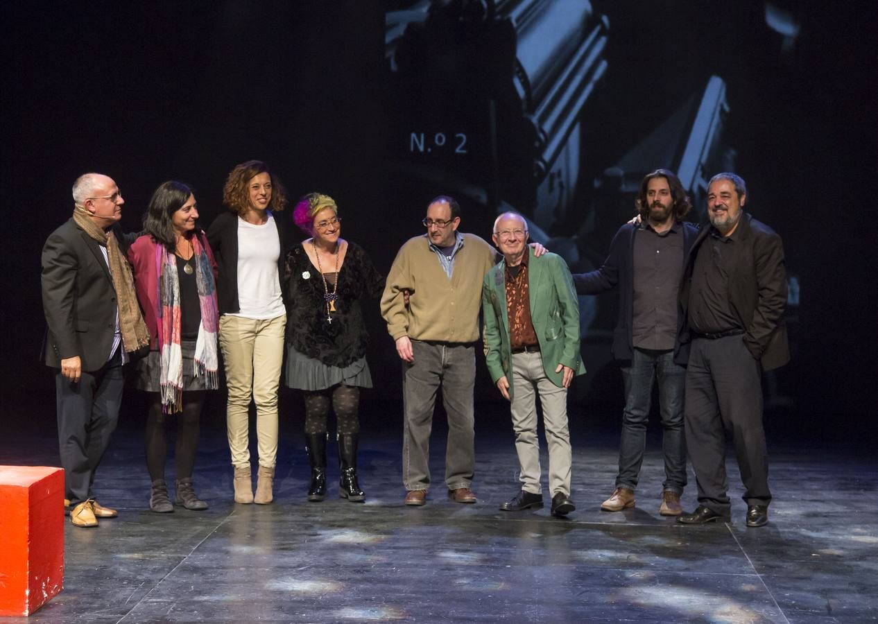 Por un escenario repleto de pares de zapatos fueron desfilando, una por una, las voces que dieron vida a los poemas publicados en este segundo número.