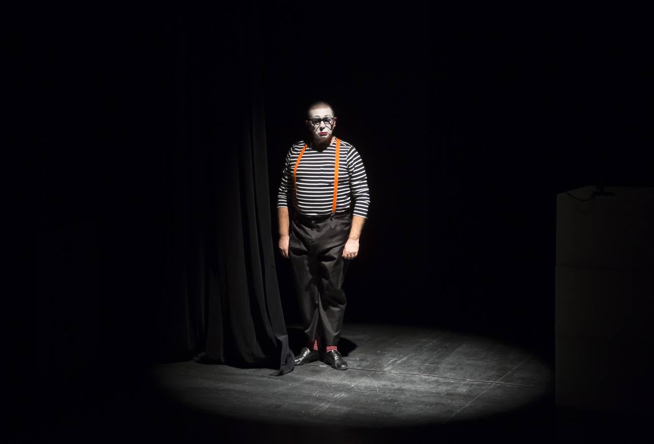 Por un escenario repleto de pares de zapatos fueron desfilando, una por una, las voces que dieron vida a los poemas publicados en este segundo número