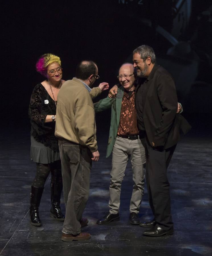 Por un escenario repleto de pares de zapatos fueron desfilando, una por una, las voces que dieron vida a los poemas publicados en este segundo número