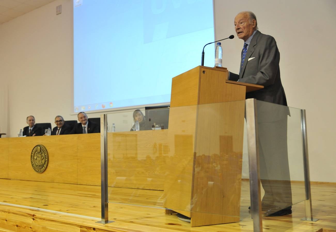 La celebración de este aniversario se completa con una exposición instalada en el vestíbulo de la facultad