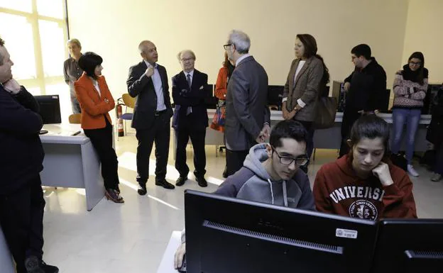 Dos alumnos trabajan con los nuevos equipos durante la visita del rector. 