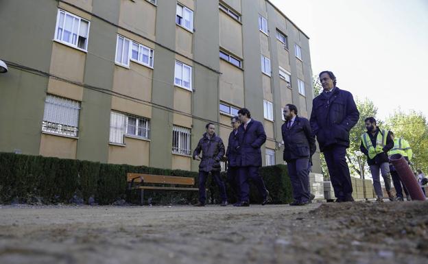 El alcalde,en el centro, durante la visita a las obras de San José.