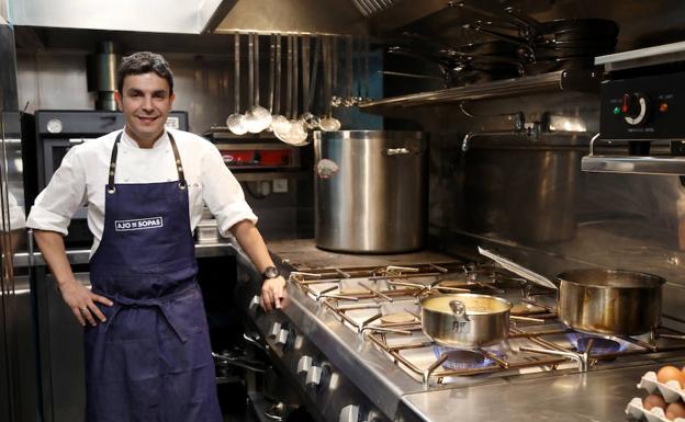Alberto Soto, en la cocina de su nuevo restaurante.