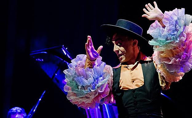 Ángel Ruiz interpreta a Miguel de Molina.