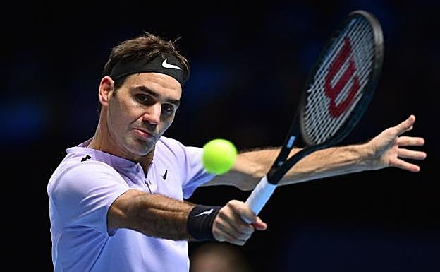 Federer golpea la bola durante el partido ante Cilic. 