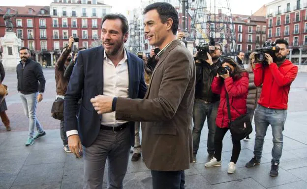 Óscar Puente y Pedro Sánchez se saludan en la Plaza Mayor de Valladolid. 