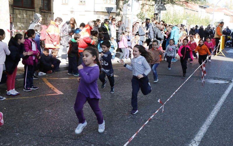 El centro ha celebrado la III Carrera Solidaria, en la que los alumnos han corrido por el Paseo del Otero para recaudar fondos para ayudar al proyecto de comedores escolares de la Fundación Hombres Nuevos de Bolivia, que preside el obispo emérito de Palencia Nicolás Castellanos