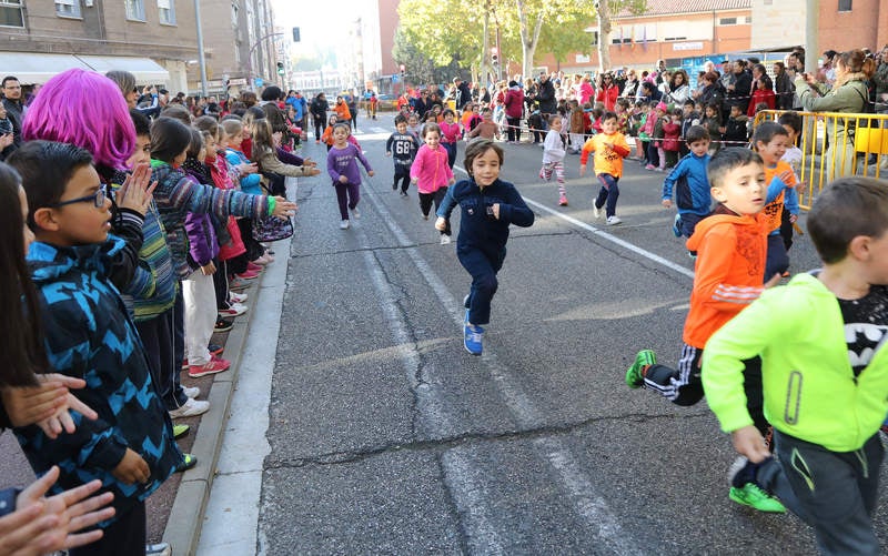 El centro ha celebrado la III Carrera Solidaria, en la que los alumnos han corrido por el Paseo del Otero para recaudar fondos para ayudar al proyecto de comedores escolares de la Fundación Hombres Nuevos de Bolivia, que preside el obispo emérito de Palencia Nicolás Castellanos