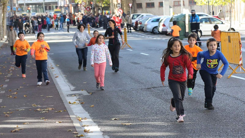 El centro ha celebrado la III Carrera Solidaria, en la que los alumnos han corrido por el Paseo del Otero para recaudar fondos para ayudar al proyecto de comedores escolares de la Fundación Hombres Nuevos de Bolivia, que preside el obispo emérito de Palencia Nicolás Castellanos