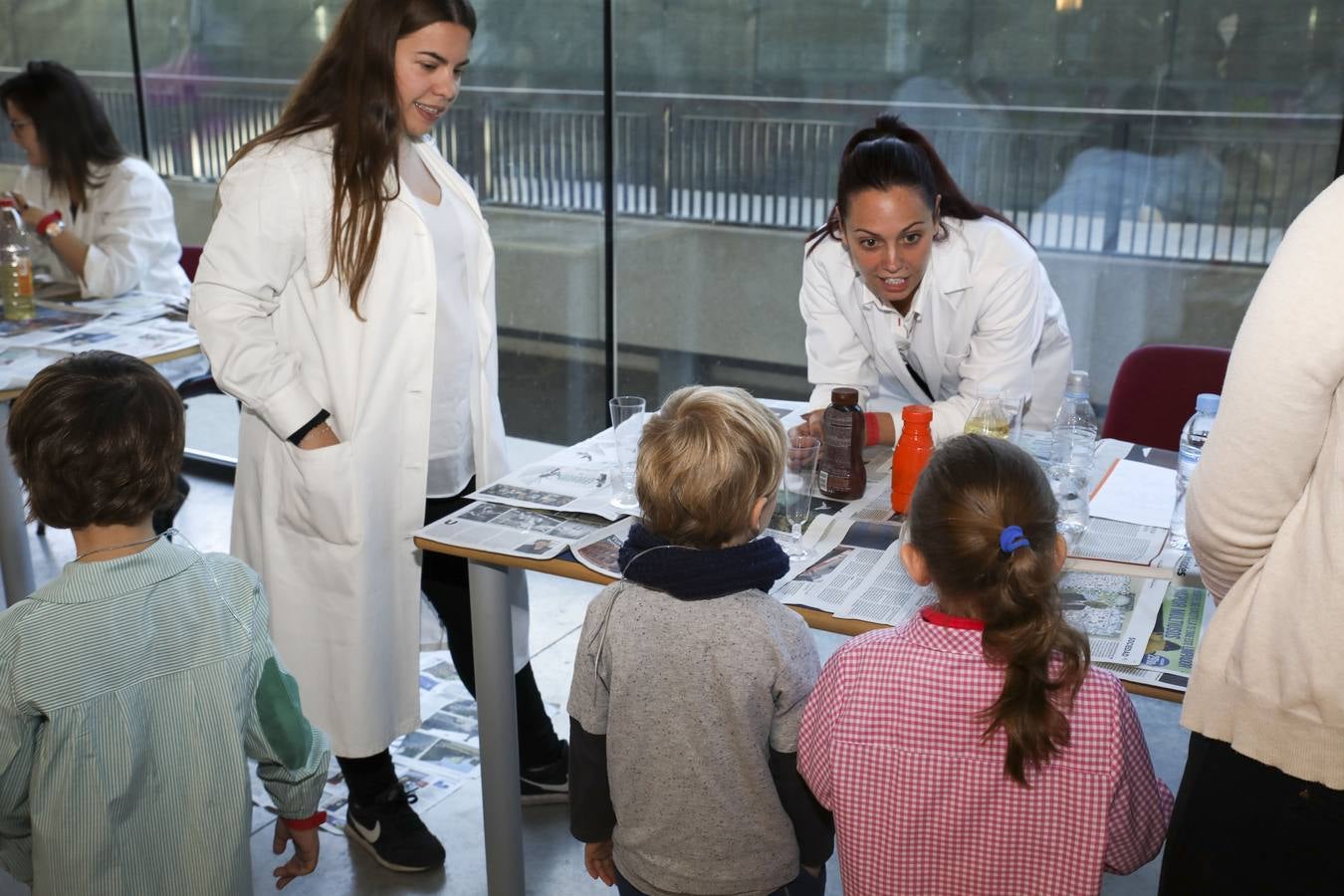 El ágora y la hemeroteca del campus María Zambrano fueron escenarios del taller ‘Ciencia en educación infantil’, en el que los escolares conocieron procesos y fenómenos científicos