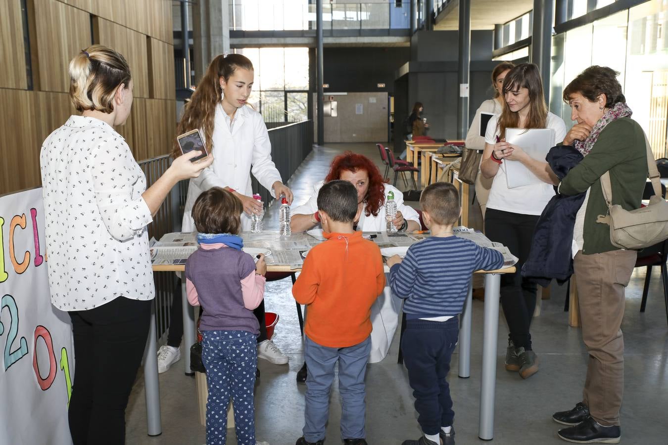 El ágora y la hemeroteca del campus María Zambrano fueron escenarios del taller ‘Ciencia en educación infantil’, en el que los escolares conocieron procesos y fenómenos científicos