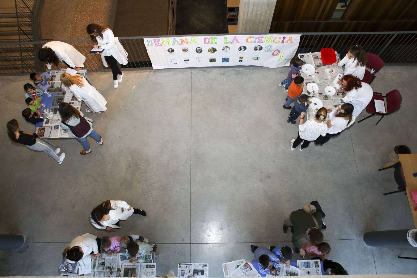 El ágora y la hemeroteca del campus María Zambrano fueron escenarios del taller ‘Ciencia en educación infantil’, en el que los escolares conocieron procesos y fenómenos científicos