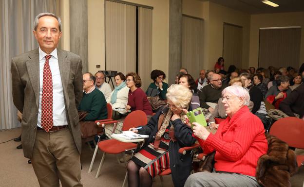 Germán Delibes de Castro antes de comenzar su conferencia en el Museo de Palencia. 