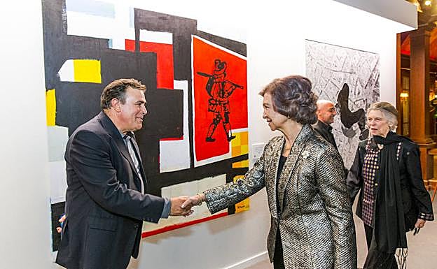 Miguel Ángel Villarino saluda a la Reina Sofía delante del cuadro premiado. 