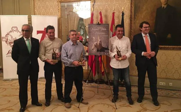 Los tres premiados junto al presidente de la Junta.