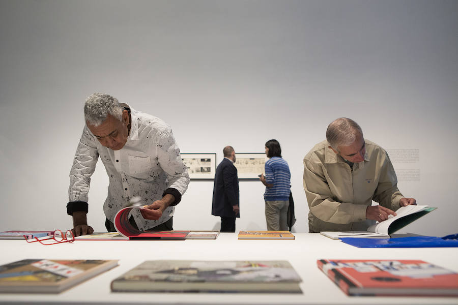 «No hemos querido fetichizar el original, tiene más o menos 50% de original y 50% de obra impresa porque es una obra pública hecha para ver impresa. Por eso hay un mesa con cómics publicados en castellano», explica el comisario Rafael García.