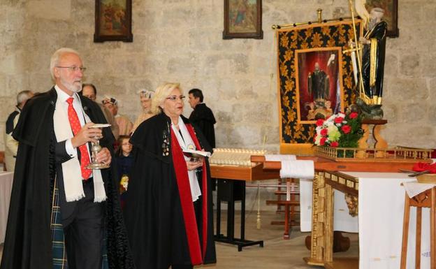 Los capistas palentinos durante la visita al Monasterio de Santa Cruz. 