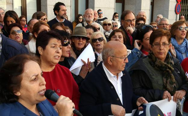 Lectura del manifiesto por centro de salud de Nueva Segovia, este sábado, ante la Delegación Territorial de la Junta. 